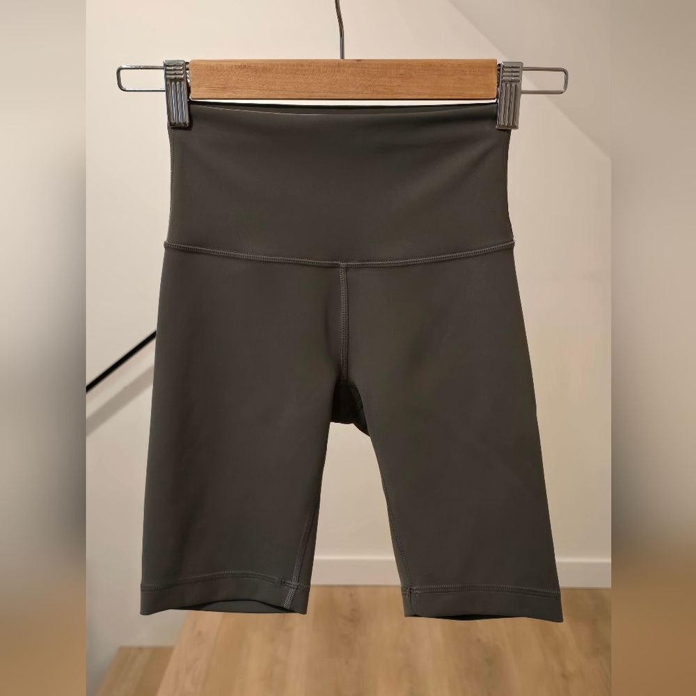 Lululemon High Rise 6" Shorts Size 2